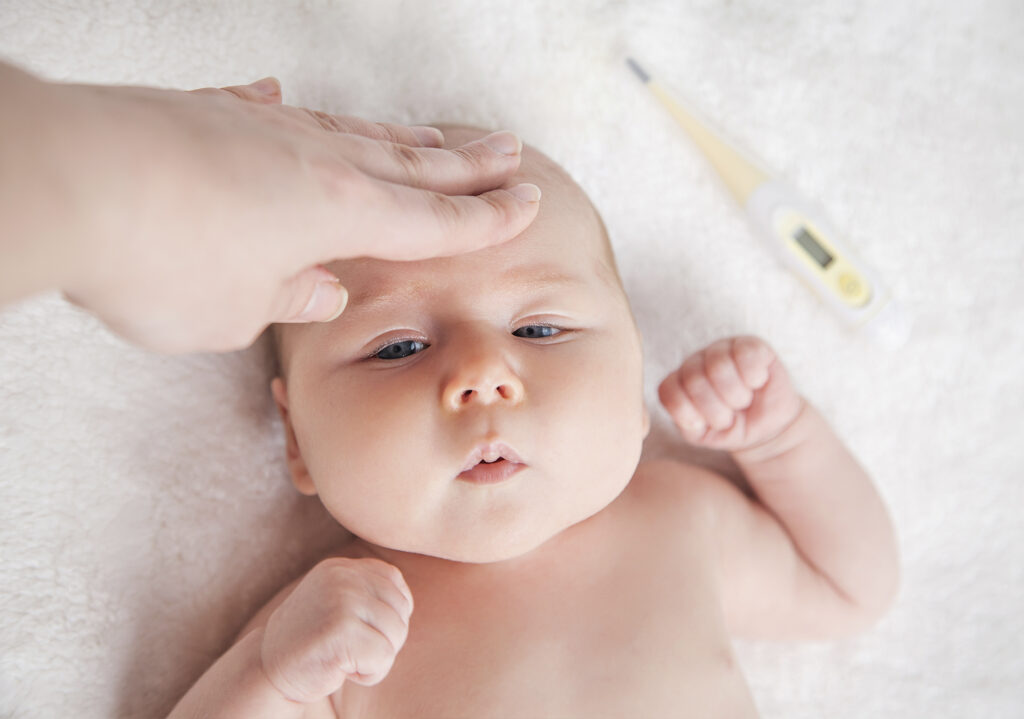 Para além do resfriado em bebê, a febre é um sintoma recorrente